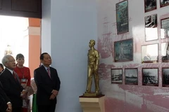 Quan khách tham quan triển lãm “Hồ Chí Minh - Người là niềm tin tất thắng." (Ảnh: Thanh Vũ/TTXVN)