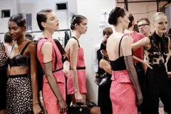 Những khoảnh khắc ấn tượng phía sau sàn diễn 