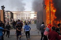 Các cổ động viên bóng đá gây rối tại câu lạc bộ cảnh sát ở Cairo ngày 9/3. (Nguồn: AFP/TTXVN)