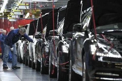 Những chiếc S-class trong dây chuyền sản xuất ở giai đoạn cuối tại nhà máy sản xuất của Mercedes-Benz ở Sindelfingen, Đức. (Nguồn: AFP/TTXVN)