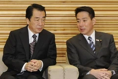 Thủ tướng Nhật Bản Naoto Kan (trái) và Ngoại trưởng Seiji Maehara tại cuộc họp nội các ngày 14/1. (Nguồn: AFP/TTXVN)