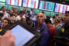 Các nhà đầu tư giao dịch về dầu thô và khí tự nhiên tại thị trường ở New York, Mỹ. (Nguồn: AFP/TTXVN)