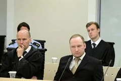 Bị cáo Anders Behring Breivik (phải) tại phiên tòa ngày 16/4. (Nguồn: AFP/TTXVN)