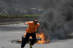 Người biểu tình"áo đỏ" chống chính phủ trên đường phố ở Bangkok ngày 15/5 . (Nguồn: AFP/TTXVN) 