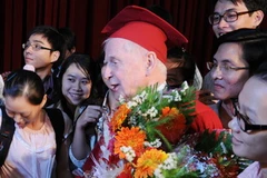 Sinh viên Đại học Quốc gia TP.HCM giao lưu với giáo sư Harald zur Hausen. (Ảnh: Mạnh Linh/TTXVN)