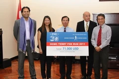 Tổng lãnh sự Canada Audri Mukhopadhyay (ngoài cùng bên trái) và bác sĩ Đặng Huy Quốc Thịnh (giữa) chụp ảnh lưu niệm. (Nguồn: Internet) 