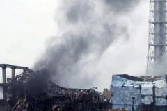 Khói bốc lên từ khu vực lò phản ứng số 3 của nhà máy điện Fukushima 1 ngày 21/3. (Nguồn: AFP/ TTXVN) 