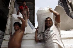 Bốc dỡ gạo ở Kabinburi, cách thủ đô Bangkok 200km về phía Đông. (Nguồn: EPA/TTXVN)