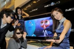 Người mẫu Hàn Quốc quảng cáo cho tivi 3D của Samsung tại Seoul. (Nguồn: AFP)