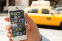 Muốn mua iPhone 5 bản mở khóa, người tiêu dùng sẽ phải dốc hầu bao đáng kể. (Nguồn: CBS)