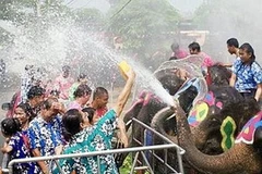 Té nước cầu may dịp Tết Thái Lan. (Ảnh: Internet)