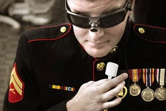 Một cựu chiến binh sử dụng thiết bị BrainPort. (Nguồn: Internet)