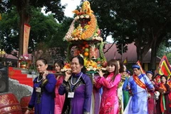 Dâng hương. (Ảnh minh họa: Phương Hoa/TTXVN)