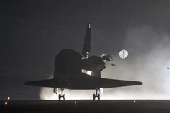 Tàu con thoi Endeavour tiếp đất thành công xuống Trung tâm Vũ trụ Kennedy ở bang Florida, Mỹ. (Ảnh: Reuters)