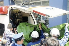 Chuyển nạn nhân lên xe cứu thương. (Nguồn: Cao Phong/Vietnam+)