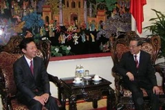 Ông Lý Tường Tuấn (bên trái) được Thủ tướng Phan Văn Khải tiếp vào ngày 4/1/2006 khi sang Hà Nội xúc tiến đầu tư. (Ảnh tư liệu)