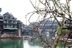 Du lịch Phượng Hoàng Cổ Trấn: Ồn ào và... lặng lẽ