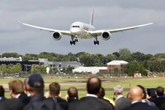 Máy bay Boeing 787 trình diễn tại triển lãm máy bay Farnborough ngày 10/7. (Nguồn: Reuters) 
