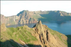 Trên đỉnh cao nhất của núi Baekdu. (Nguồn: Internet)