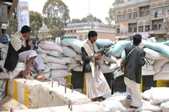 Các tay súng trung thành với thủ lĩnh Sadiq al-Ahmar. (Nguồn: AFP/TTXVN) 
