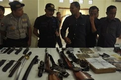 Số vũ khí thu giữ được trong một chiến dịch truy quét của cảnh sát Indonesia ở miền Trung Java. (Nguồn: AP)