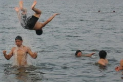 Trẻ em rủ nhau tắm sông rất dễ ảnh hưởng đến tính mạng. Ảnh minh họa. (Nguồn: Internet) 