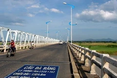 Cầu Đà Rằng nằm trên tuyến quốc lộ 1A. (Nguồn: panoramio.com)