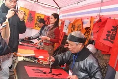 Ông đồ cho chữ bên Văn Miếu-Quốc Tử Giám. (Ảnh: Internet)