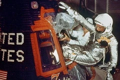 Phi hành gia John Glen vào tàu không gian Friendship 7 chuẩn bị cho chuyến bay quanh Trái Đất ngày 20/2/1962. (Nguồn: NASA) 