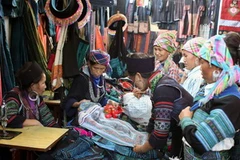 Mua bán tại chợ Sa Pa, Lào Cai. (Ảnh: Trần Việt /TTXVN)