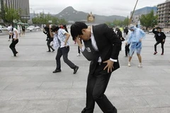 Người hâm mộ ở Hàn Quốc nhảy điệu moonwalk tại quảng trường Gwanghwamoon ở Seoul ngày 25/6 để tưởng niệm Michael Jackson. (Nguồn: Reuters) 