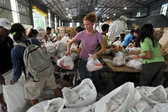 Đóng gói hàng cứu trợ để phân phát cho hàng ngàn nạn nhân lũ lụt ở thủ đô Manila ngày 14/8. (Nguồn: AFP/TTXVN) 