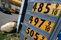 Bảng giá xăng không chì thông thường tại trung tâm dịch vụ của hãng Shell ở Los Angeles, bang California. Ảnh minh họa. (Nguồn: AFP/TTXVN)