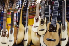 Đàn Charango, nhạc cụ đặc trưng của các cộng đồng thổ dân sinh sống tại các cao nguyên Bolivia. (Ảnh: art.com)