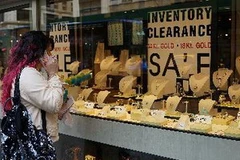 Vàng được trưng bày tại một cửa hàng tại quận kim hoàn ở New York City( Mỹ). (Nguồn: AFP/TTXVN)