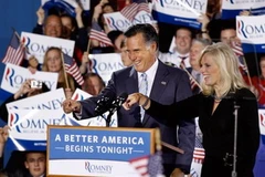 Ông Mitt Romney và vợ cùng với những người ủng hộ ngày 24/4 tại Manchester, New Hampshire. (Nguồn: Getty)