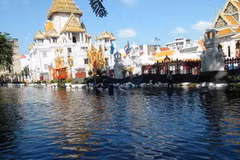 Ngập lụt tại con đường phía trước Wat Traimit, ngôi chùa nổi tiếng có bức tượng Phật vàng ròng nặng khoảng 5,5 tấn ngày 29-30/10. (Ảnh: Ngọc Tiến/Vietnam+)