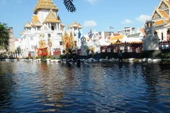 Ngập lụt tại con đường phía trước Wat Traimit, ngôi chùa nổi tiếng có bức tượng Phật vàng ròng nặng khoảng 5,5 tấn ngày 29-30/10. (Ảnh: Ngọc Tiến/Vietnam+)