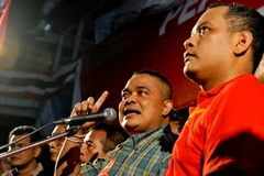 Các lãnh đạo UDD tại cuộc míttinh ở Bangkok ngày 4/5 sau khi nhất trí với kế hoạch hòa giải của Thủ tướng Abhisit. (Nguồn: THX/TTXVN) 