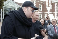 Ông chủ Megaupload trả lời phỏng vấn giới truyền thông sau khi rời Tòa án tối cao ở Auckland hôm 29/2 năm nay. (Nguồn: Reuters)