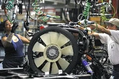Lắp ráp xe tải tại nhà máy của GM ở Flint, bang Michigan, Mỹ. (Nguồn: AFP/TTXVN)