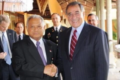Bộ trưởng Quốc phòng Mỹ Leon Panetta (phải) bắt tay người đồng cấp Indonesia Purnomo Yusgiantoro trước cuộc gặp gỡ song phương. (Nguồn: Getty)