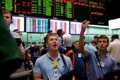 Cảnh giao dịch giá dầu tại thị trường chứng khoán New York. (Nguồn: AFP/TTXVN)