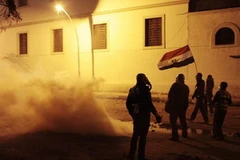 Người biểu tình đứng trong khu vực tràn ngập khí gas tại Cairo ngày 2/2. (Nguồn: Getty Images )