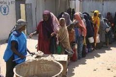 Người tị nạn Somalia xếp hàng chờ nhận thực phẩm cứu trợ tại Mogadishu. (Nguồn: AFP/TTXVN)