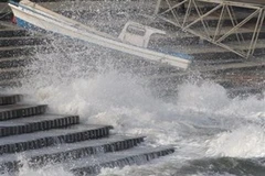 Những đợt sóng đập vào các bậc thang tại một cảng cá ở phía Bắc Nhật Bản ngày 28/2. (Ảnh minh họa: AP)