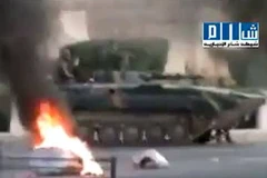 Xe tăng của quân chính phủ tiến vào thành phố Hama, miền Trung Syria, để trấn áp những người biểu tình chống chính phủ. (Nguồn: AFP/TTXVN) 