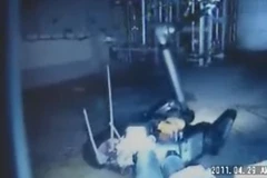 Robot PackBot của Mỹ nghiên cứu mức phóng xạ trong lò phản ứng số 1 tại nhà máy điện Fukushima ở Okuma, tỉnh Fukushima. (Nguồn: AFP/TTXVN)