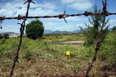 Khu vực bị nhiễm dioxin tại sân bay Đà Nẵng được khoanh vùng để xử lý. (Ảnh: Trần Lê Lâm/TTXVN)