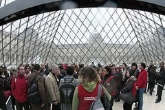 Nhân viên đình công chặn lối vào Bảo tàng Louvre. (Ảnh: TT&VH)